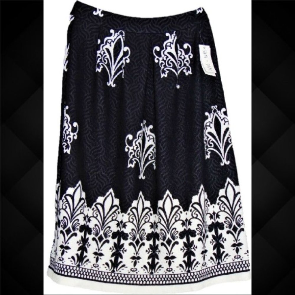 Sami + Dani Pique Navy & White Skirt Size Medium